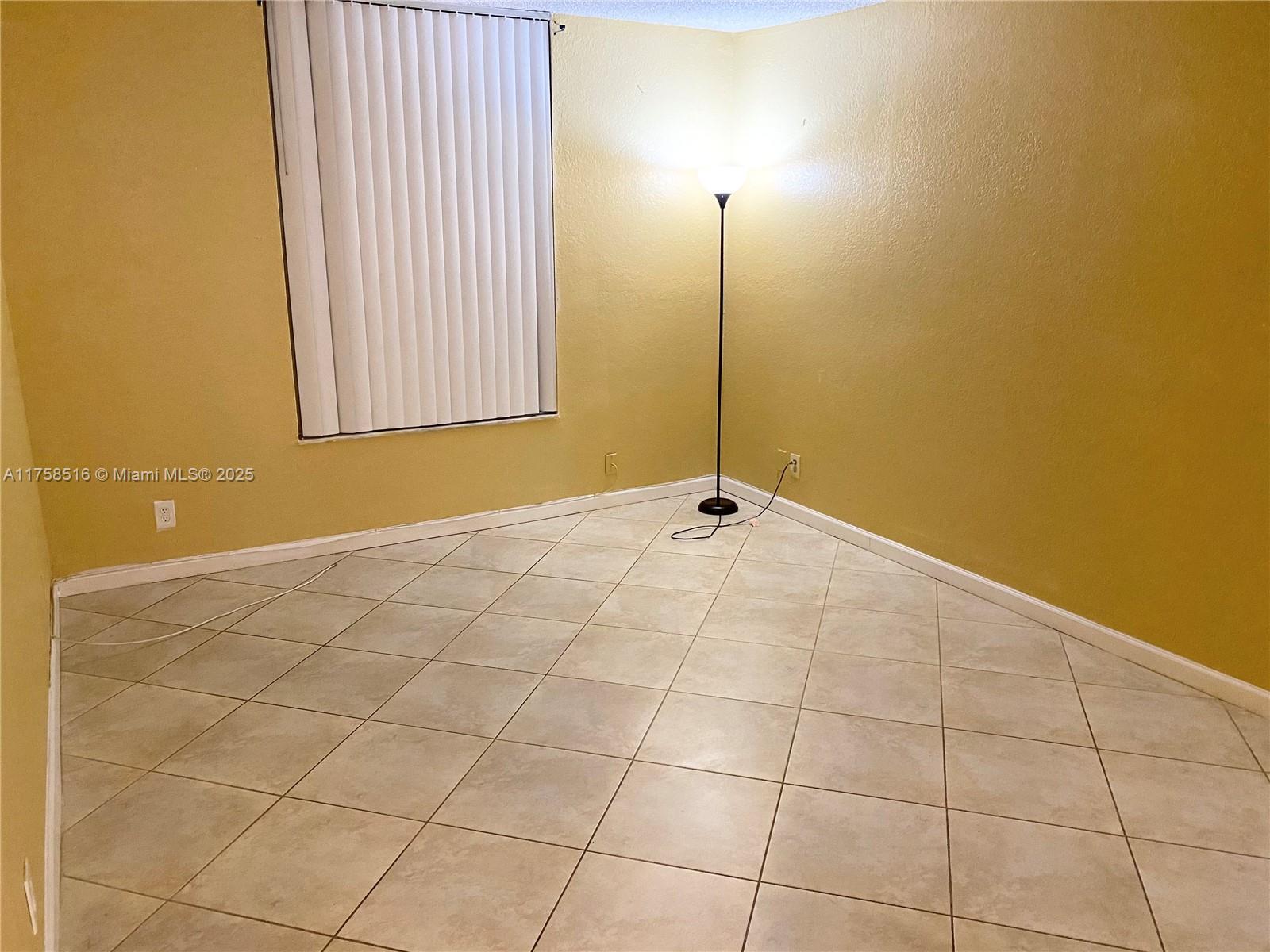 SUNRISE ON THE GREEN COND - Residential