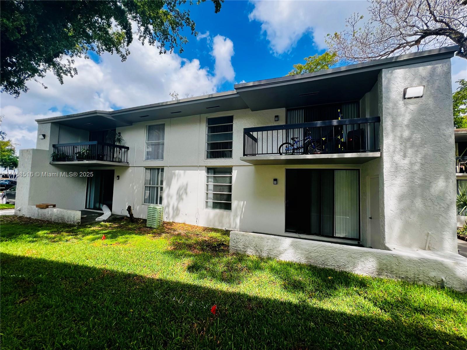 SUNRISE ON THE GREEN COND - Residential