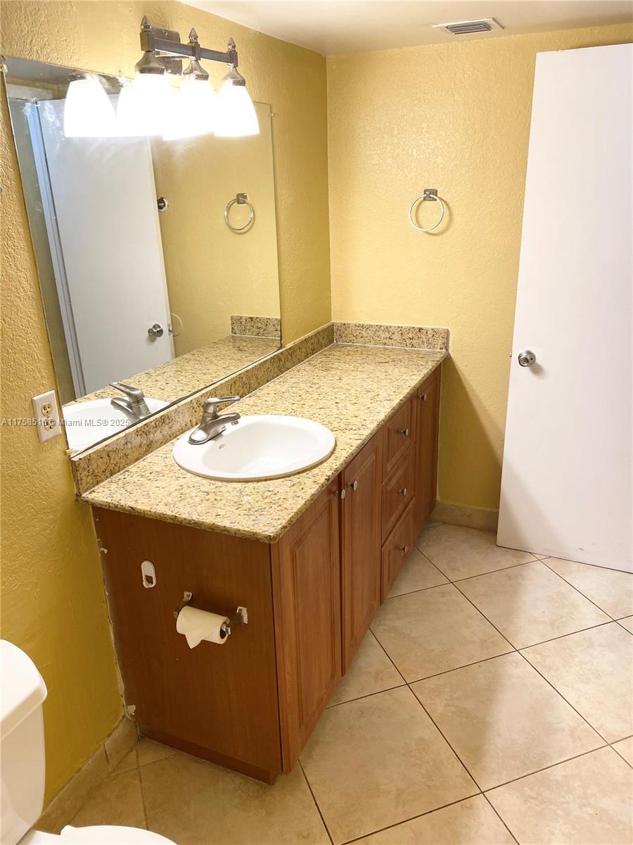 SUNRISE ON THE GREEN COND - Residential