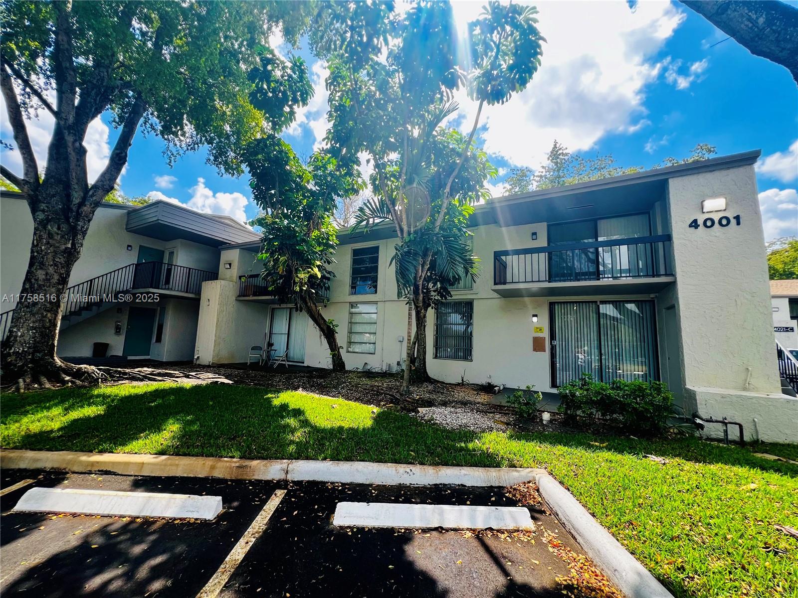 SUNRISE ON THE GREEN COND - Residential