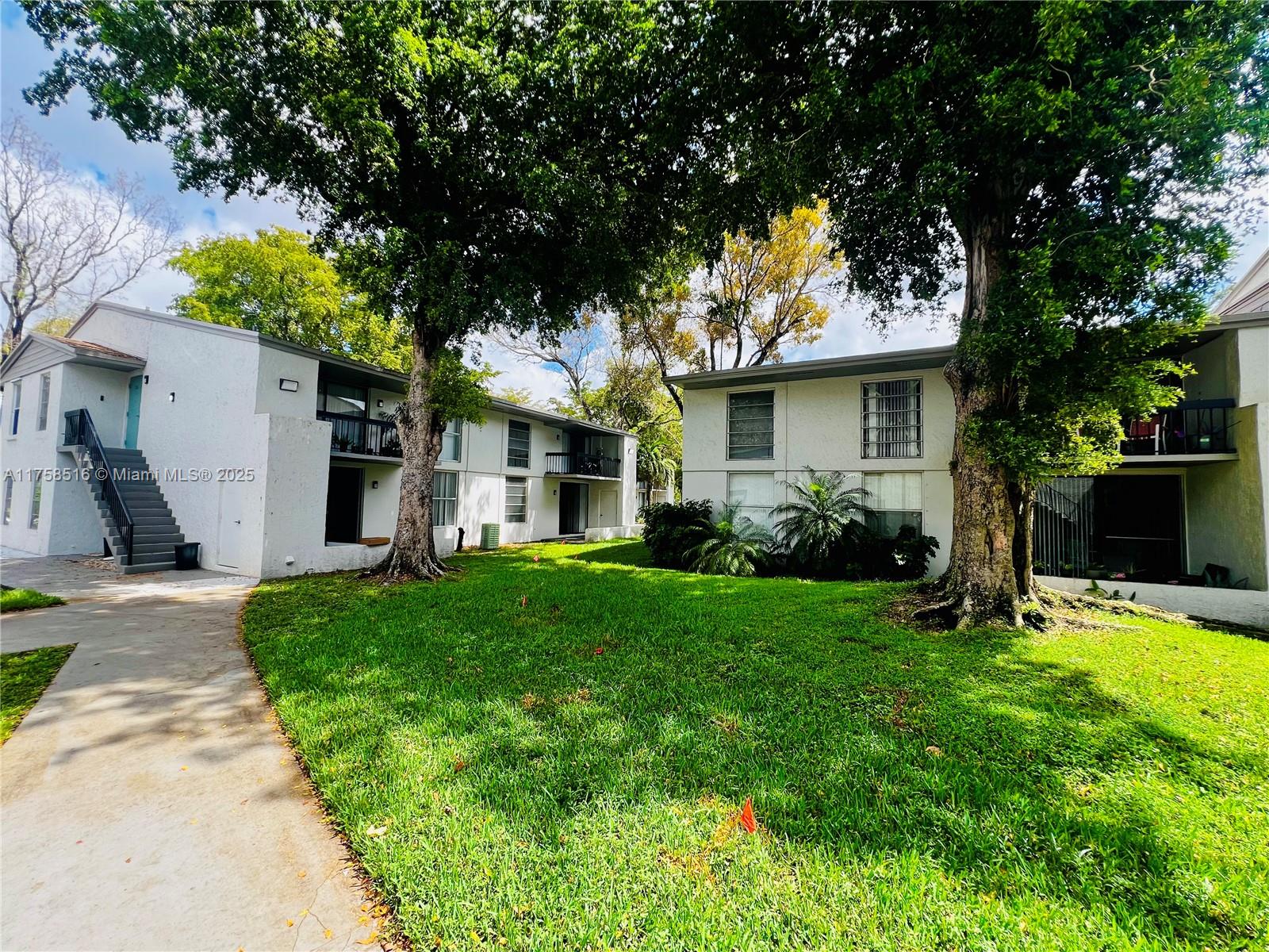 SUNRISE ON THE GREEN COND - Residential