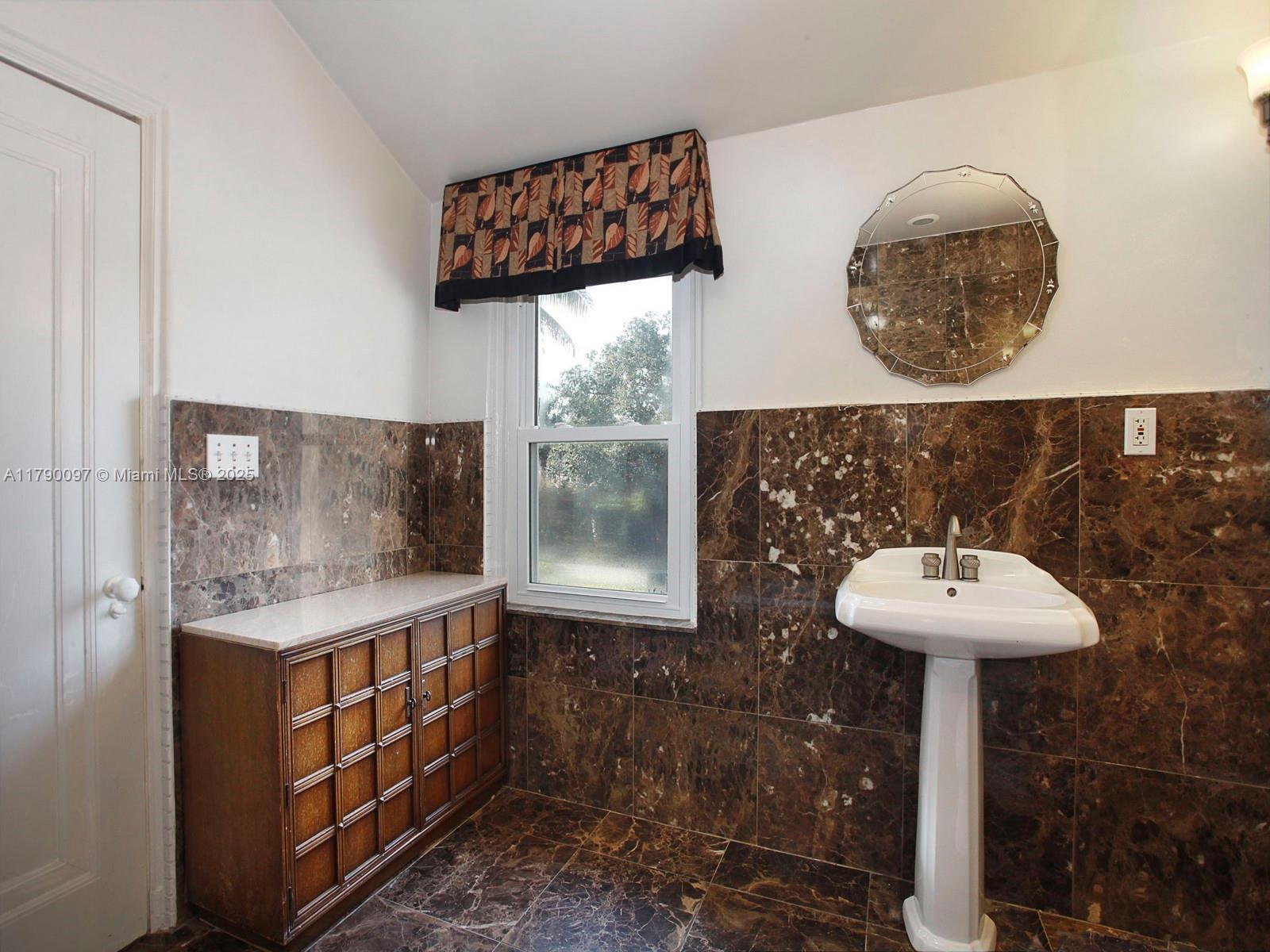 MIAMI SHORES SEC 1 AMD - Residential Lease