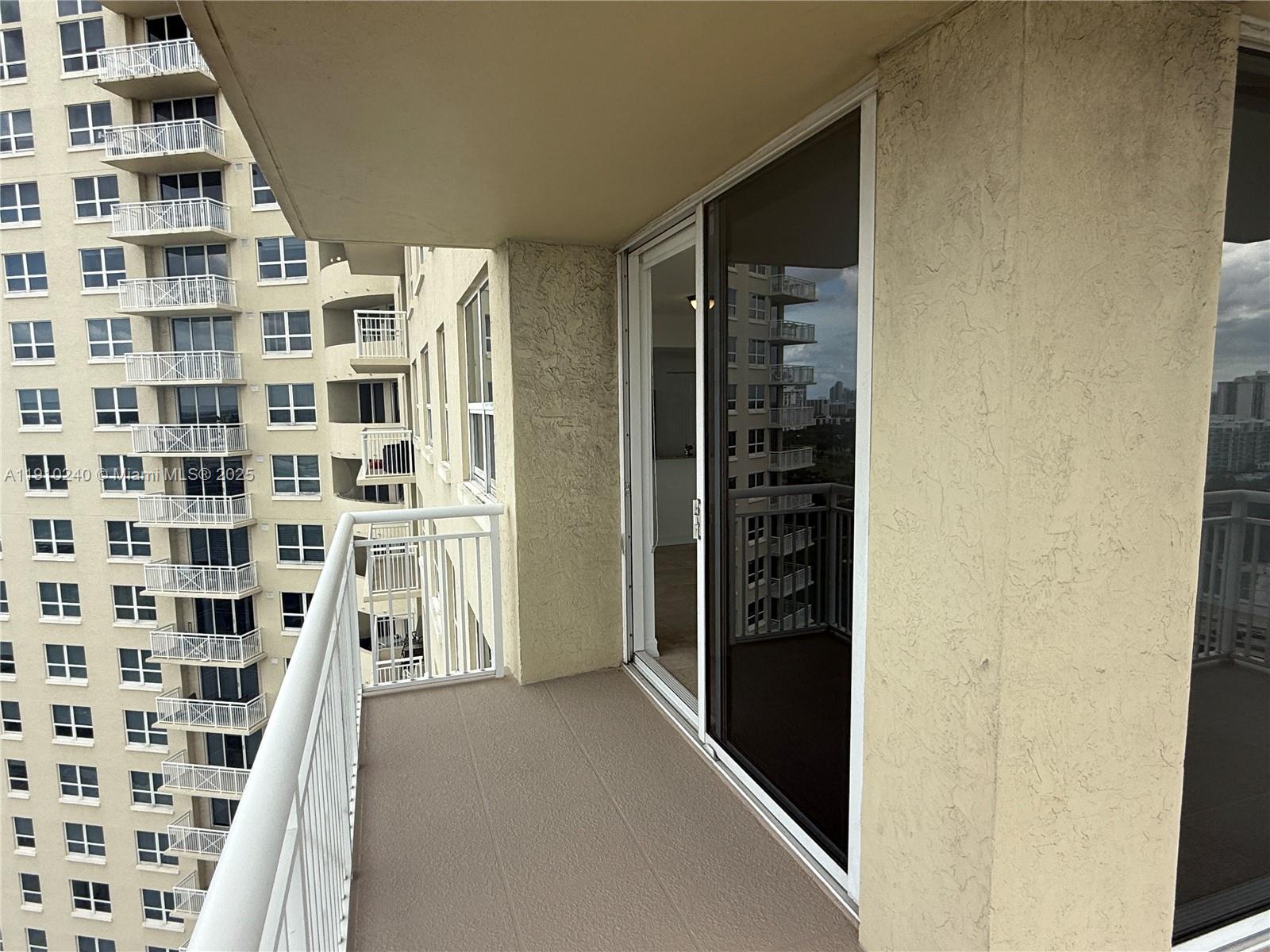 TURNBERRY ON THE GREEN CO - Residential Lease