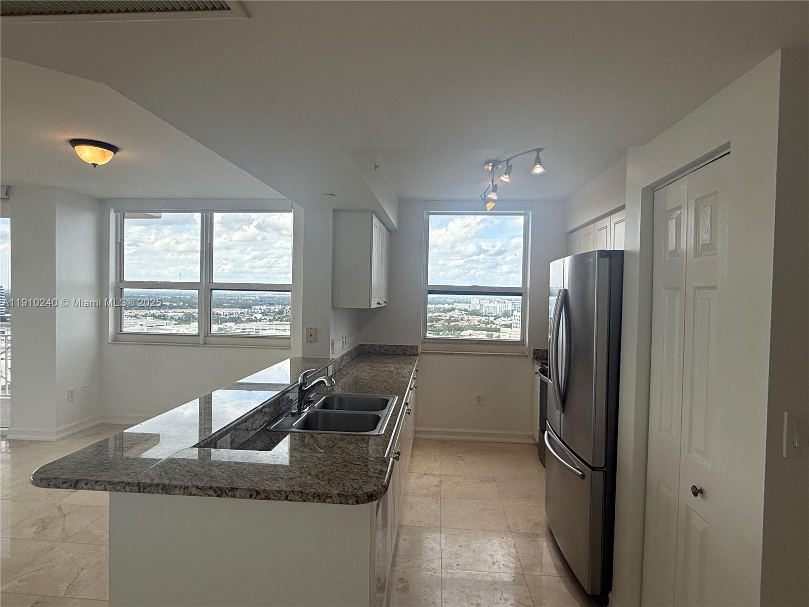 TURNBERRY ON THE GREEN CO - Residential Lease