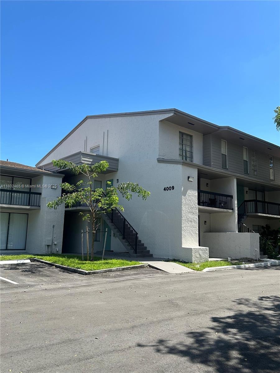 Lovely 1-bedroom, 1-bathroom apartment located on the first floor in the Sunrise on the Green community. Conveniently available for showings. The condo approval process typically takes 2–3 weeks.