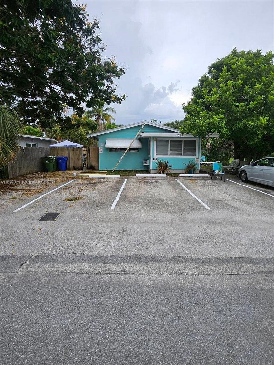 Excellent investment opportunity! This property features 3 rented units, generating steady income. Located in a highly desirable area, it offers convenient access to retail stores, markets, and shopping malls. With a consistent rental demand and potential for future growth, this property is perfect for investors looking to expand their portfolio or secure a stable income stream. Separate electrical meter for each unit, and 1 water meter.
