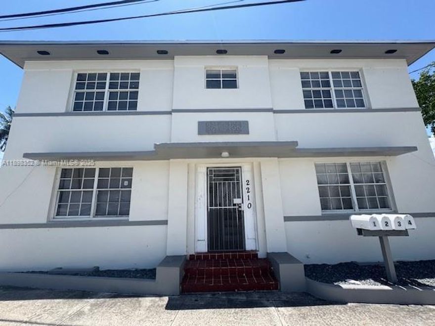Unique opportunity! Completely renovated in a quiet and secure Miami neighborhood. Perfect for singles or couples. Great location to enjoy the city and relax at home. Move-in ready! Don't miss out!!!