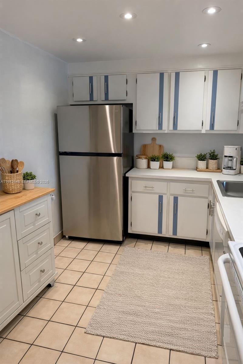 DANIANS SOUTH CONDO - Residential