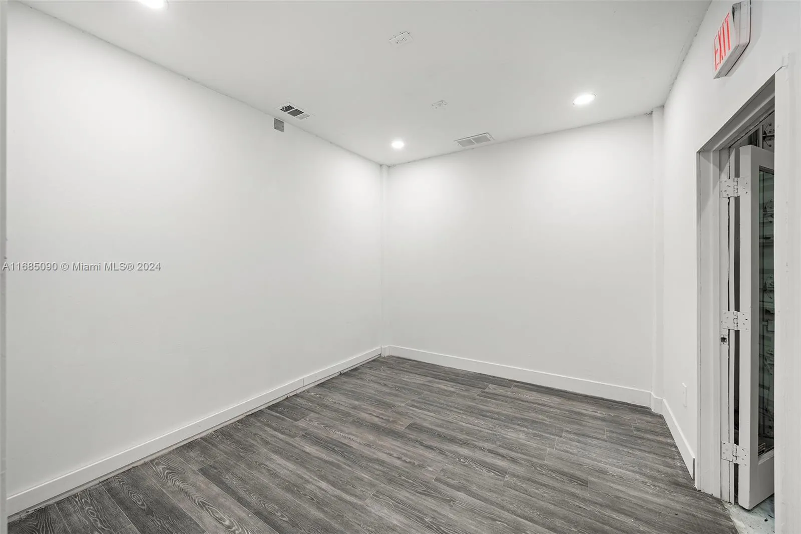 Miami, Florida 33186, United States, ,Residential,Pending,35778