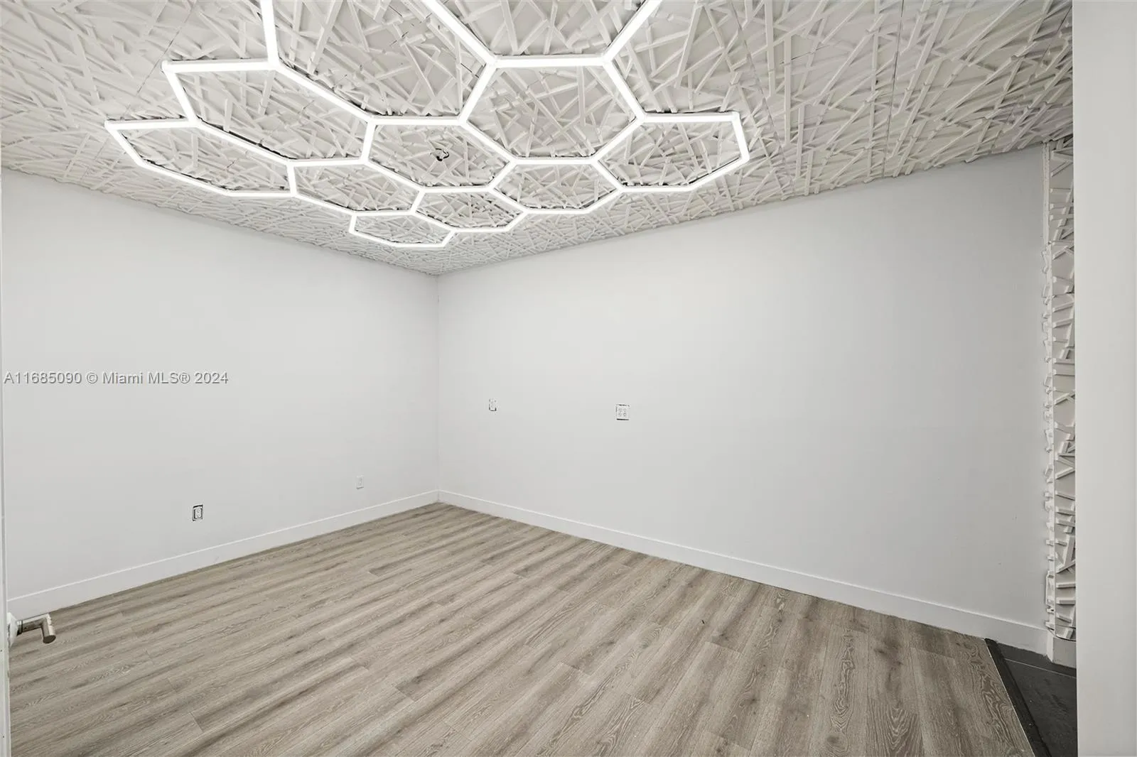 Miami, Florida 33186, United States, ,Residential,Pending,35778