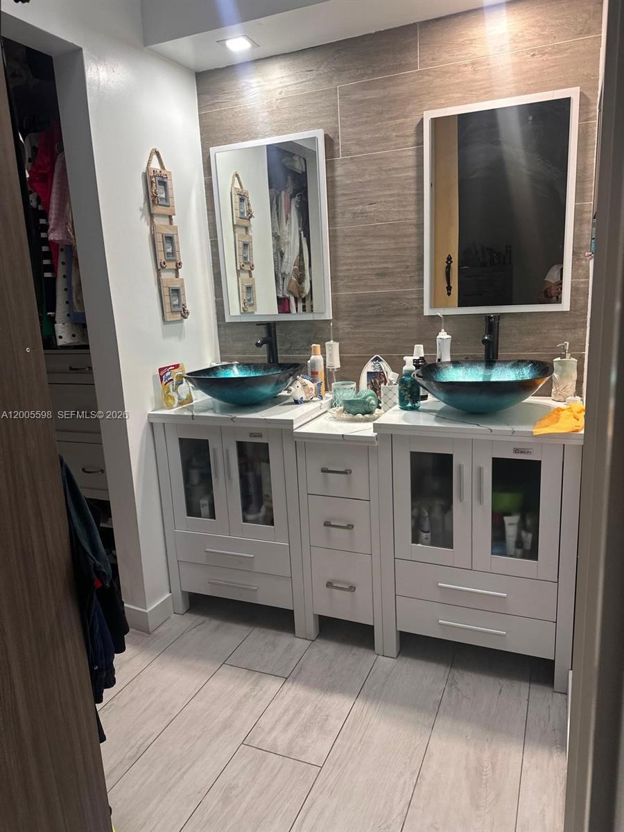 THE MOORS TOWNHOUSES - Residential