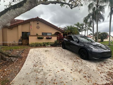 Photo of 6633 NW 178th Ter, Hialeah, FL 33015 (MLS # A12005598)
