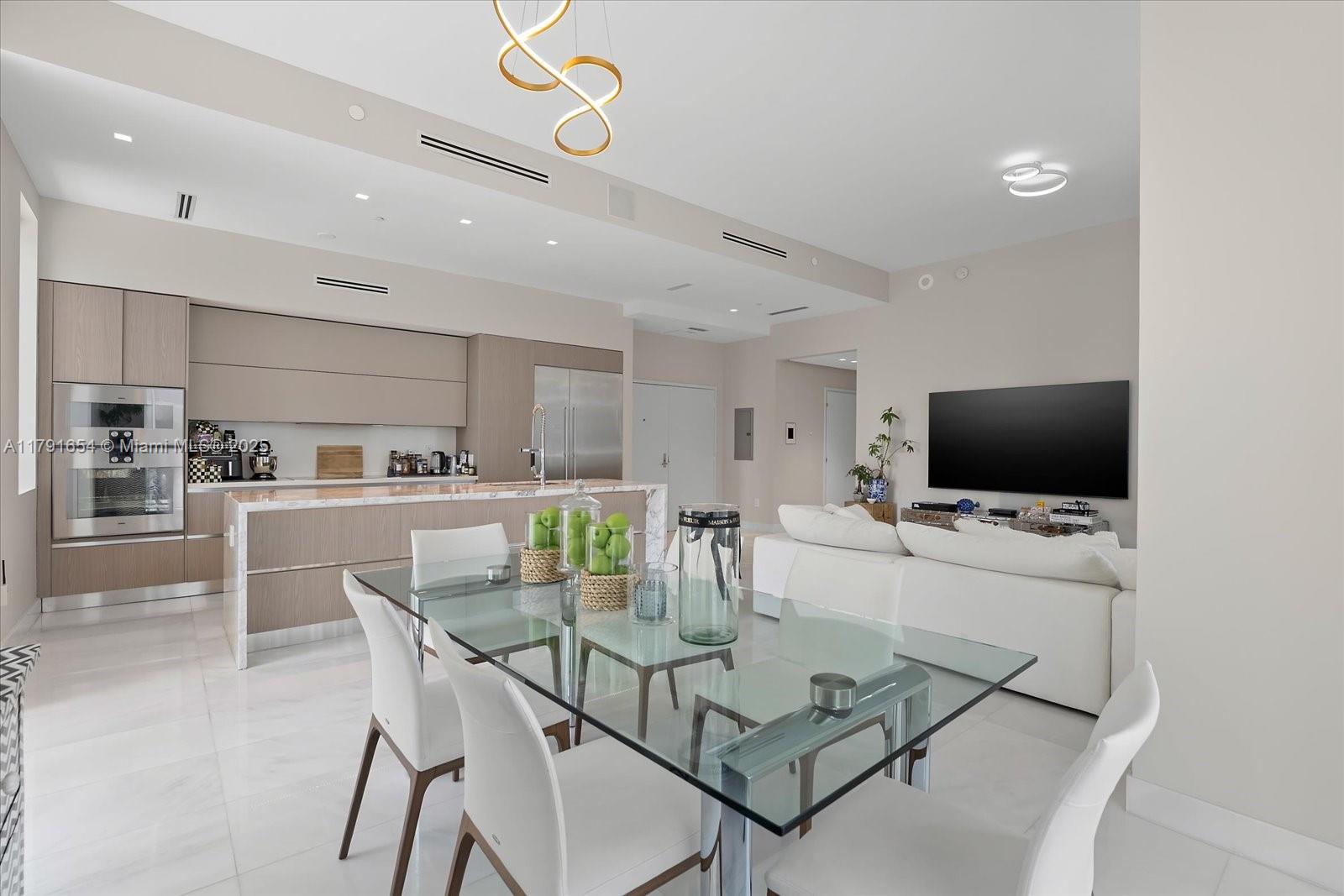View photos, virtual tours, details... 300 S Biscayne Blvd PH-3902