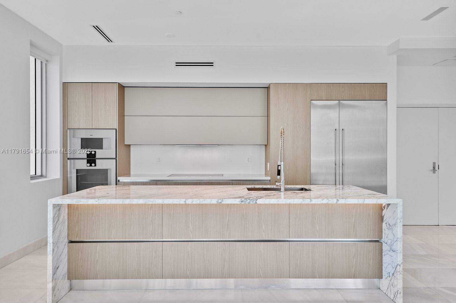 View photos, virtual tours, details... 300 S Biscayne Blvd PH-3902