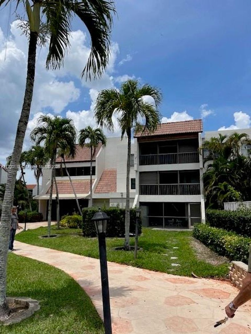 Discover this charming 2-bedroom, 2-bathroom apartment located in one of Weston’s most sought-after communities. Enjoy breathtaking views that offer the perfect daily backdrop. This home combines comfort and convenience, with top-rated schools just minutes away. Don’t miss the opportunity to live in a prime location with everything you need close at hand.