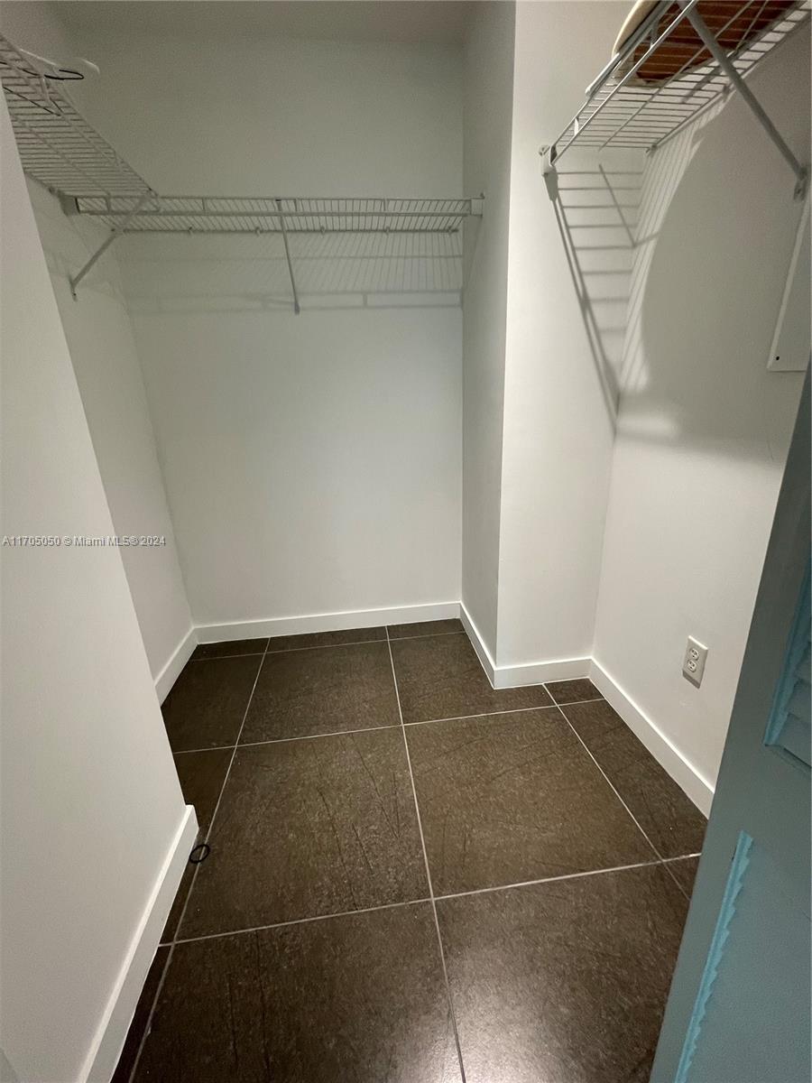 MET 1 CONDO - Residential Lease