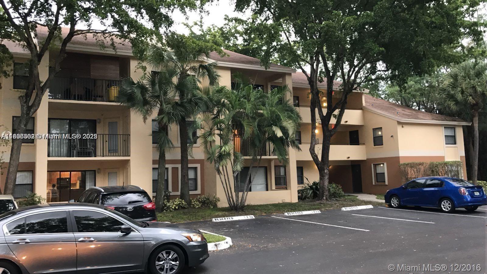 SPACIOUS 2 BED / 2 BATH FIRST FLOOR CONDO IN GREAT FENCED COMMUNITY SUMMERBREEZE CONDO. TILE
FLOORS THROUGHOUT. GREAT AMENITIES INCLUDES COMMUNITY POOL, FITNESS ROOM, TENNIS COURT, BBQ
AREA & CLUBHOUSE. CLOSE TO SAWGRASS EXPRESS WAY AND SAWGRASS MILLS MALL.