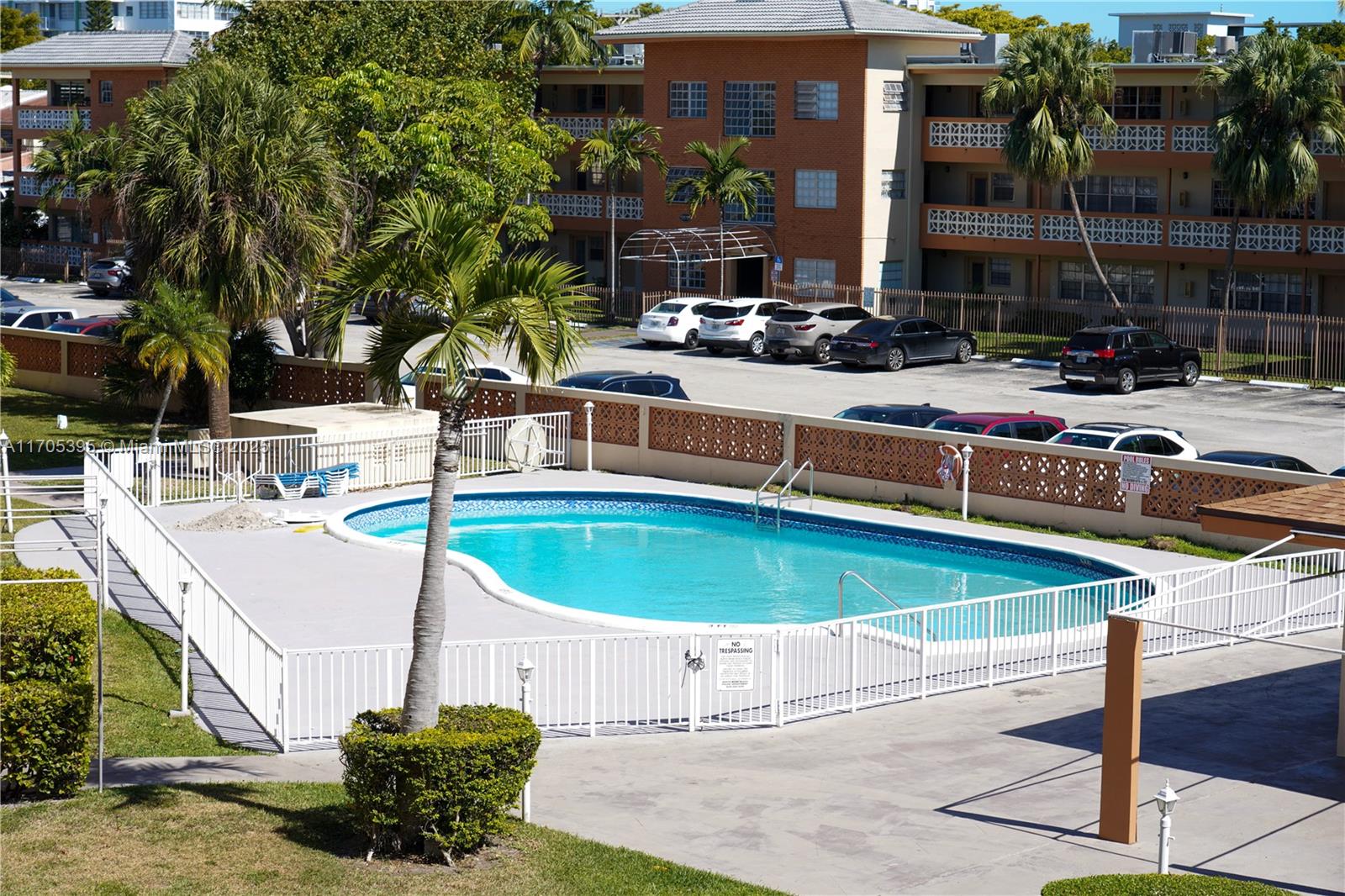 ATTENTION INVESTORS! GREAT OPPORTUNITY FOR SALE! OK TO LEASE! Property is vacant. 1 bedroom and 1.5 bathrooms. Located in North Miami. Great location, close to many schools, restaurants, plazas and more. Pool is currently closed.
