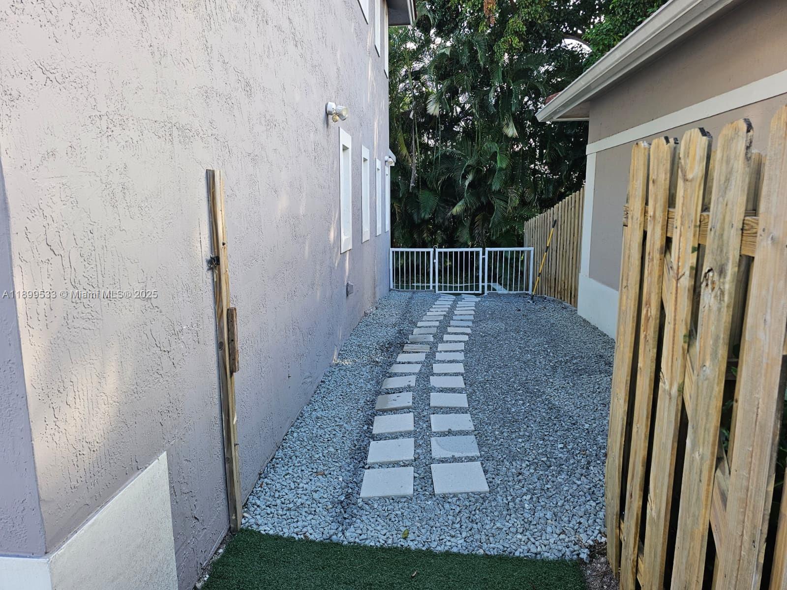 PATIO HOMES OF DORAL PINE - Residential