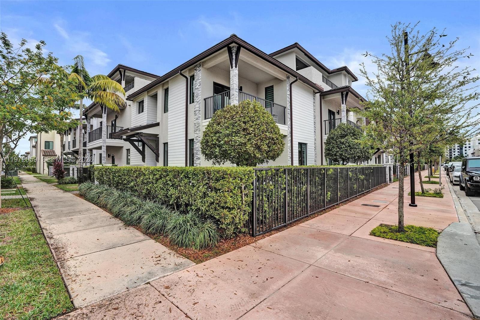 DOWNTOWN DORAL SOUTH PHAS - Residential