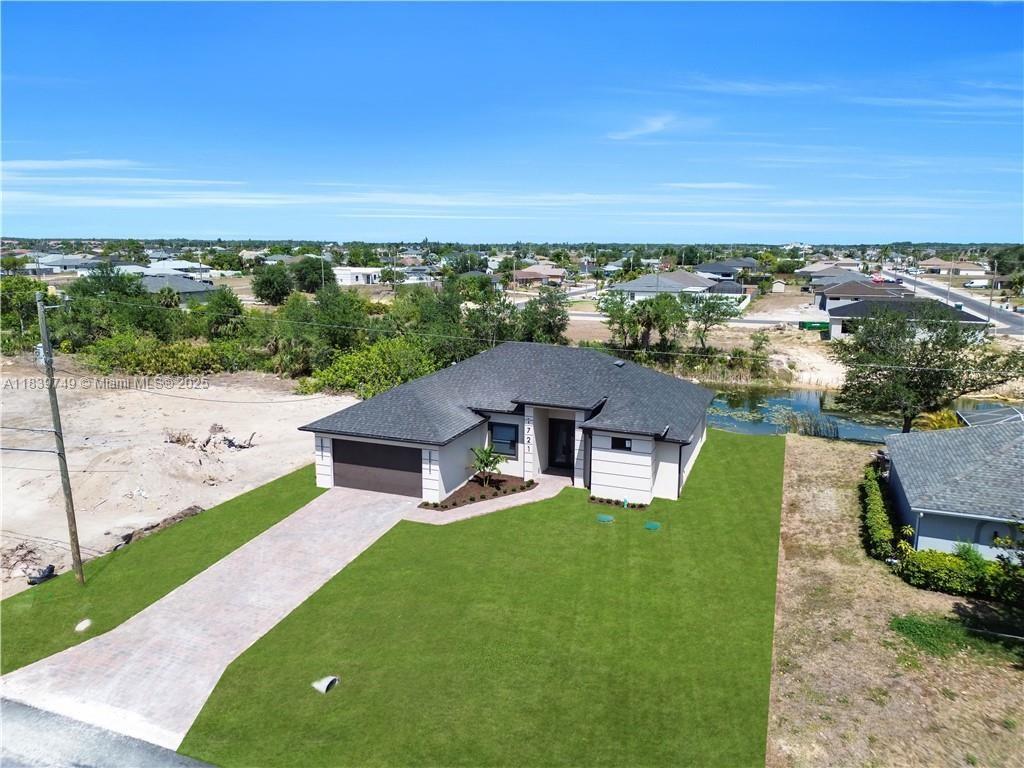 This rare 3-bed + den, 3-bath canal-front home offers sleek design and exceptional features not commonly found in the area. Enjoy soaring ceilings, tall doors, impact windows, and porcelain tile throughout. The modern kitchen boasts quartz waterfall counters, soft-close cabinets, and black fixtures. The spacious owner’s suite includes a walk-in closet and luxe bath with dual vanities and glass shower. The versatile den can be used as a 4th bedroom or office. Relax on the covered lanai with canal views. Includes a 2-car epoxy garage, indoor laundry, and water treatment system. No HOA or rental restrictions. Move-in ready!
Preguntar a ChatGPT
