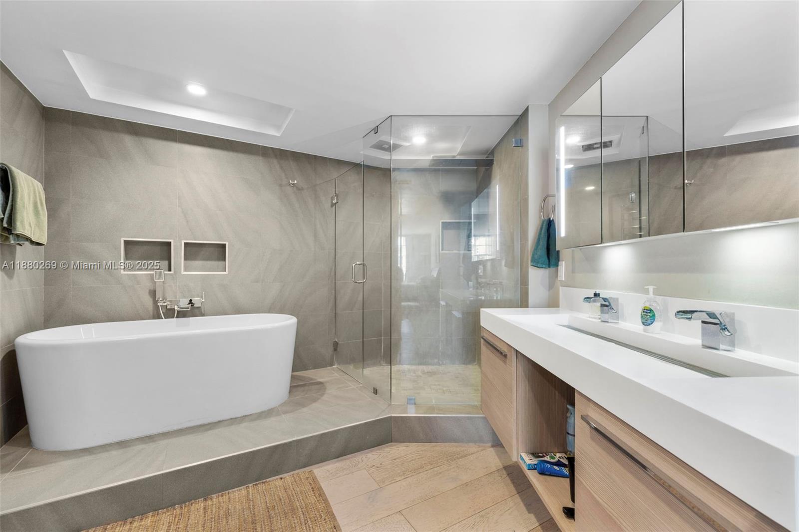 FIFTY SIX-SIXTY COLLINS A - Residential