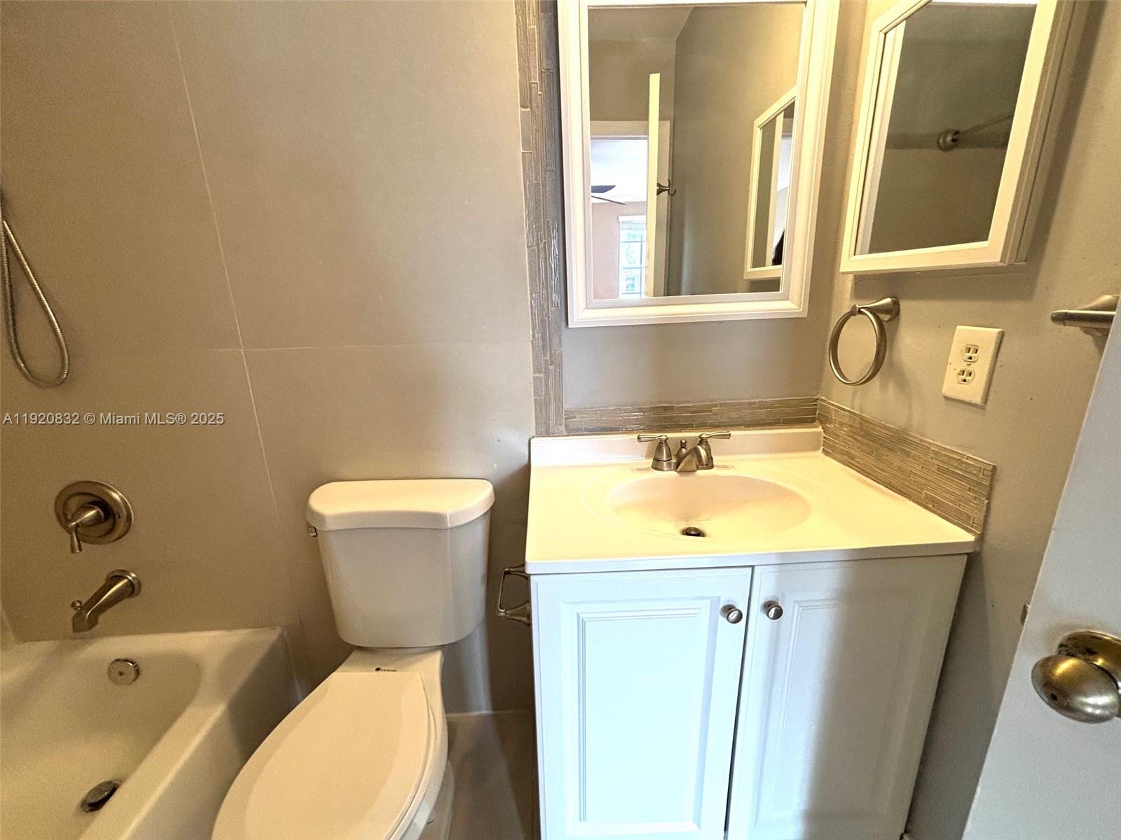 BANYAN OAKRIDGE COMMERCIA - Residential Lease