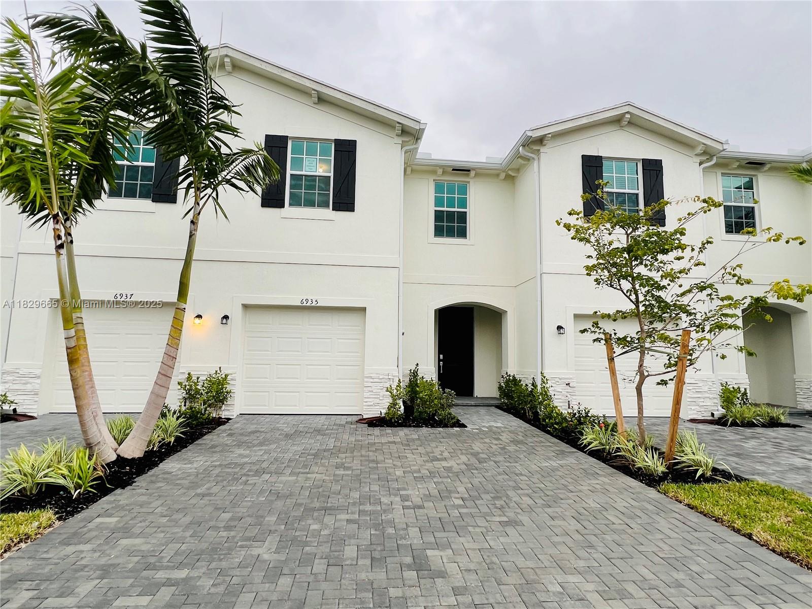 RECENTLY BUILT 3 BED/2.5 BATHS LAKE FRONT!. NEWEST LENNAR COMMUNITY TH INSIDE LAKESHORES AT THE
FOUNTAIN. GATED. HURRICANE IMPACT WINDOWS AND SLIDING GLASS DOORS, WHITE FRESH PAINT ON WALLS
AND CEILINGS. WHITE CABINETS, QUARTZ COUNTERTOPS, SS APPLIANCES, UNDERMOUNT KITCHEN SINK. W/D,
HIGH SPEED INTERNET INCLUDED. LIVE WITHIN MINUTES OF GREAT LUXURIOUS SHOPPINGS AT PALM BEACH
OUTLETS AND THE GARDEN MALL. PRESORT STYLE COMMUNITY POOL. INSTRUCTIONS AT BROKERS REMARKS.
