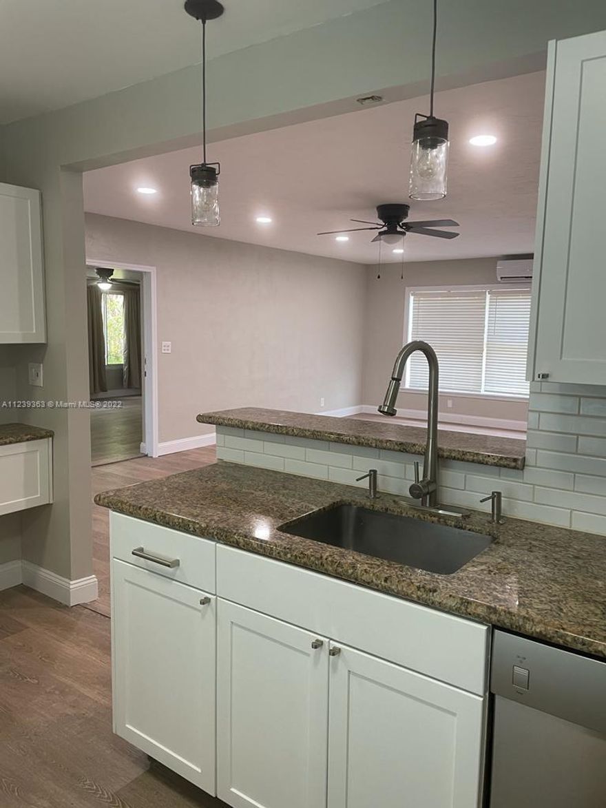 Beautiful 2/1 on a duplex. washer and dryer. Big backyard. stainless steel appliances.