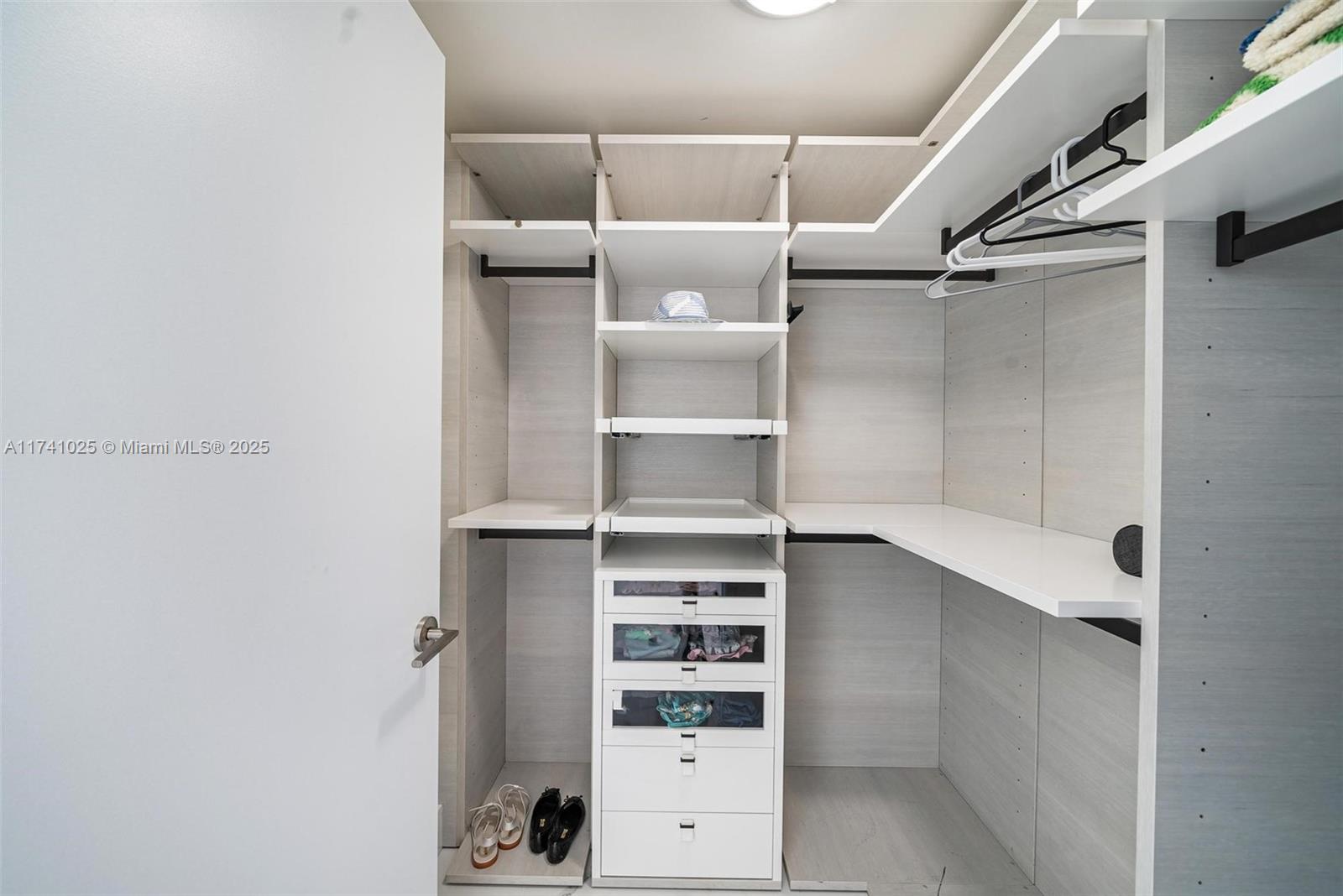 PARQUE TOWERS CONDO - Residential