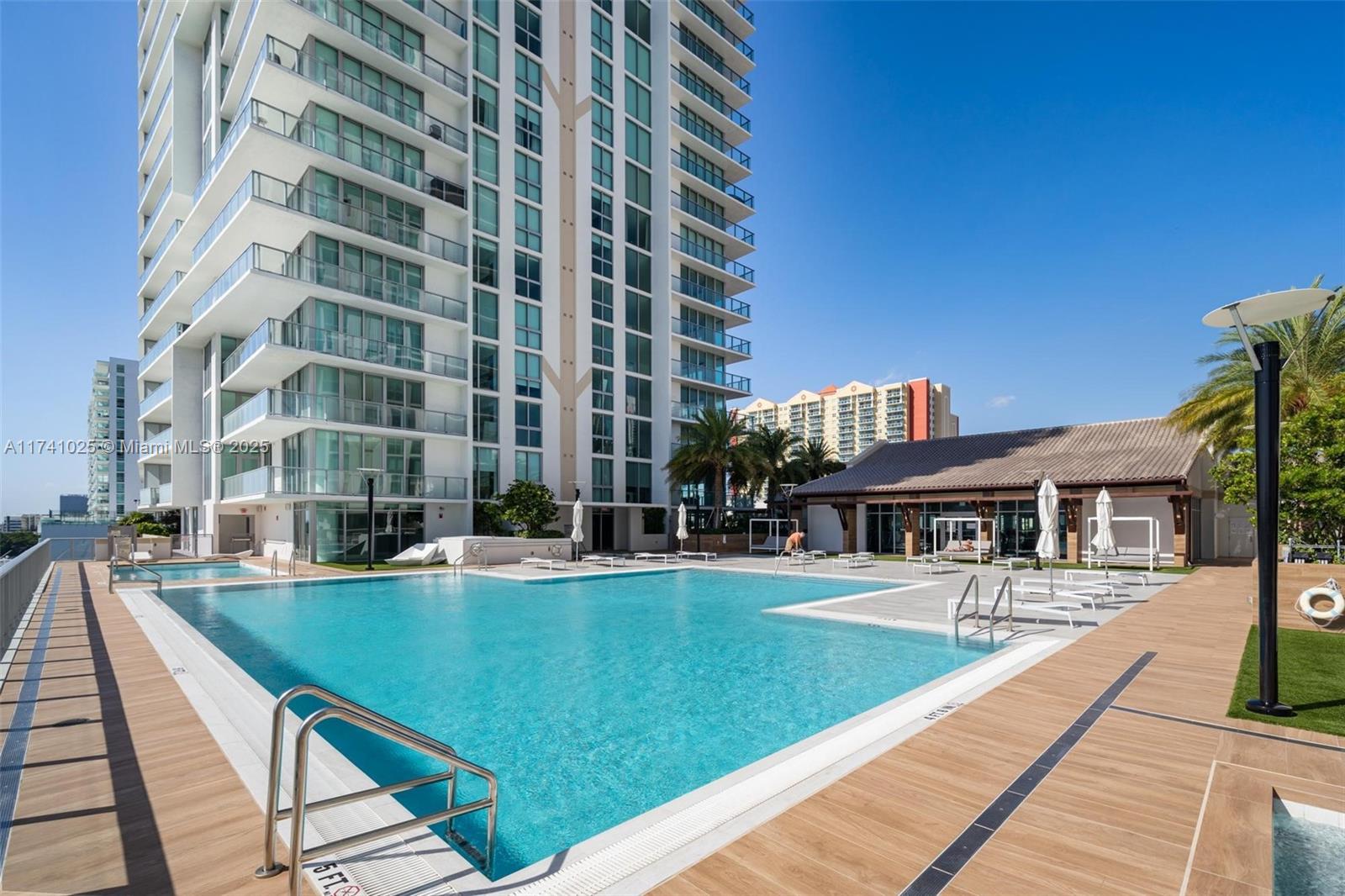 PARQUE TOWERS CONDO - Residential