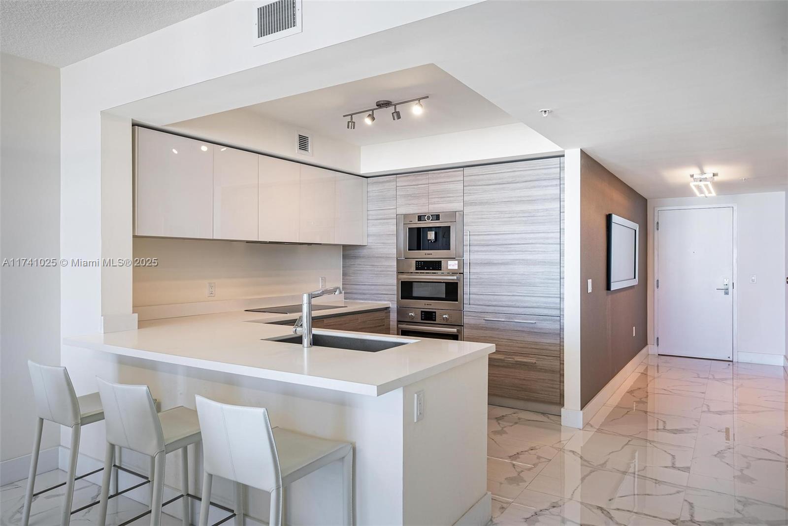 PARQUE TOWERS CONDO - Residential