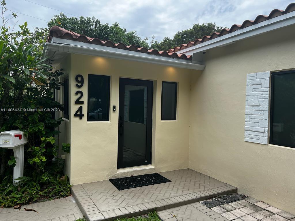 Adorable updated 1 bedroom / 1 bath apartment. Fully furnished including kitchenware. This unit includes electric, water, and wifi. Washer and Dryer are available (not free). The unit is attached to the main house.
