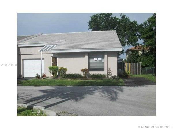 Nice villa located on a cul de sac in a very quiet area of Coral springs , 2 bed 2 bath ,the garage was converted in a 3 room with a closet and Ac.
High celling, nice fence backyard.