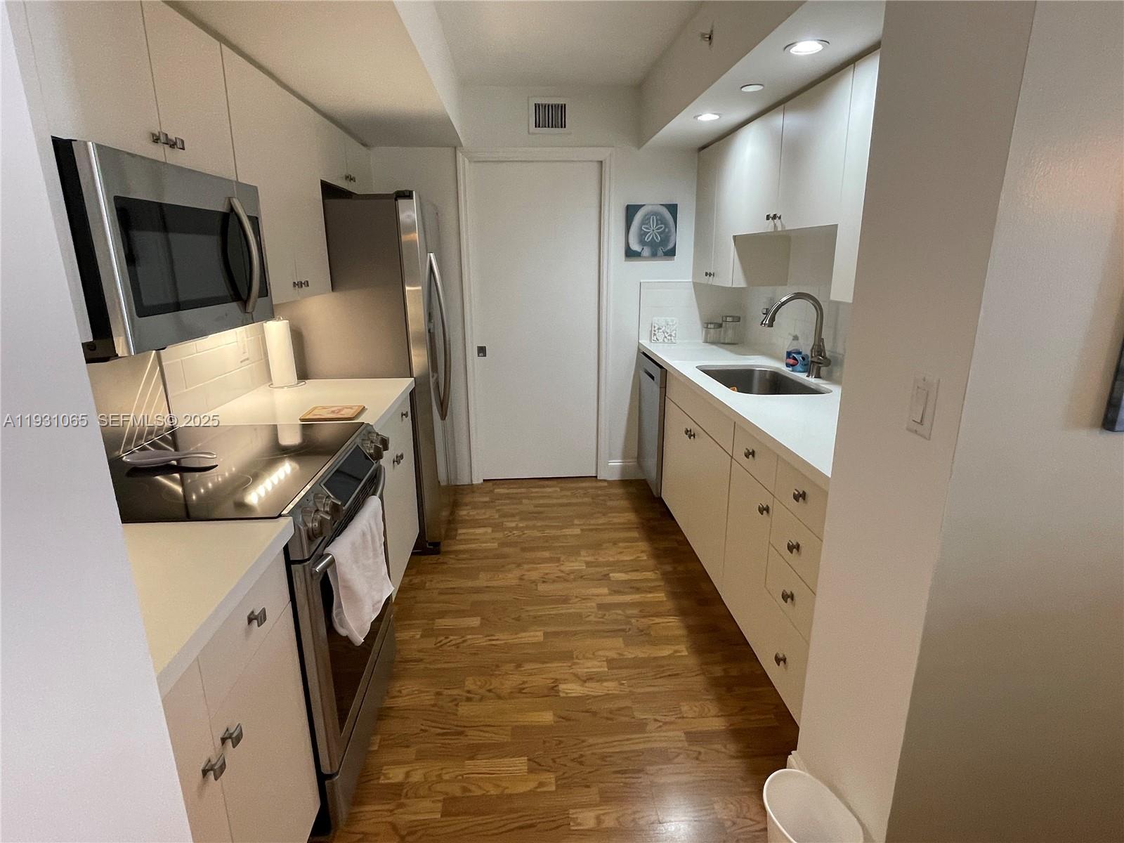 THE COLLINS CONDO - Residential