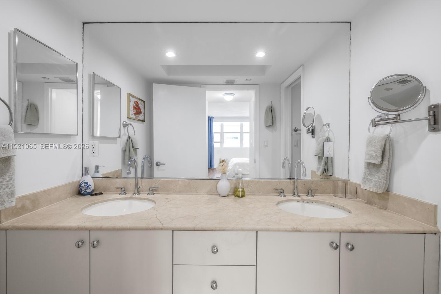 THE COLLINS CONDO - Residential