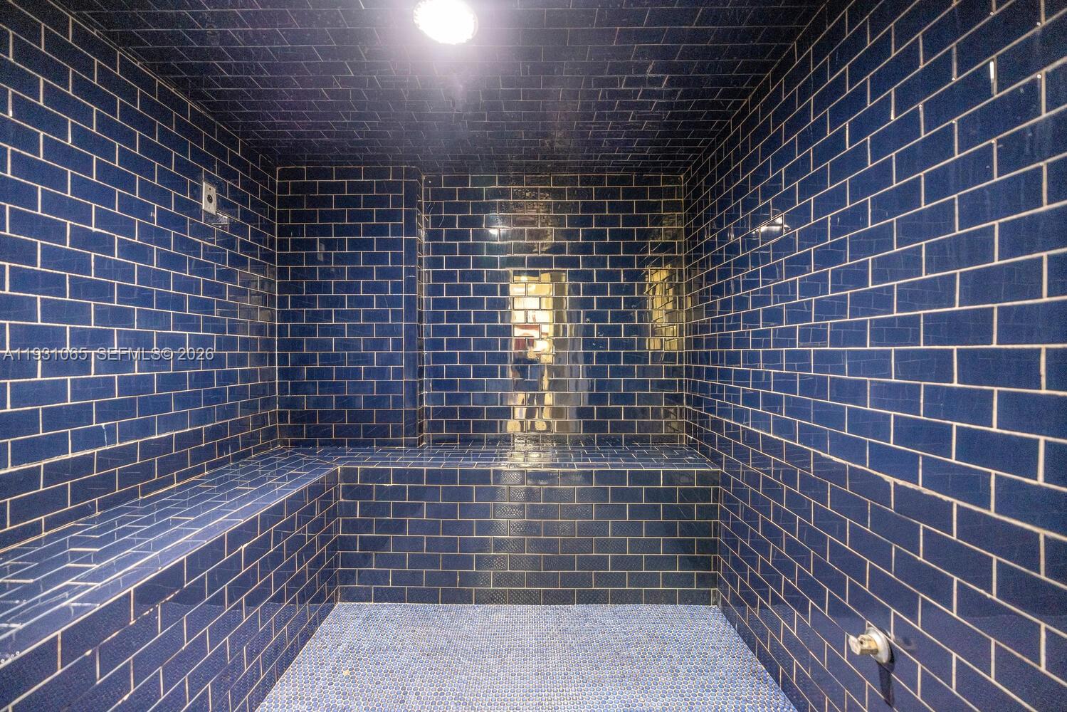 THE COLLINS CONDO - Residential