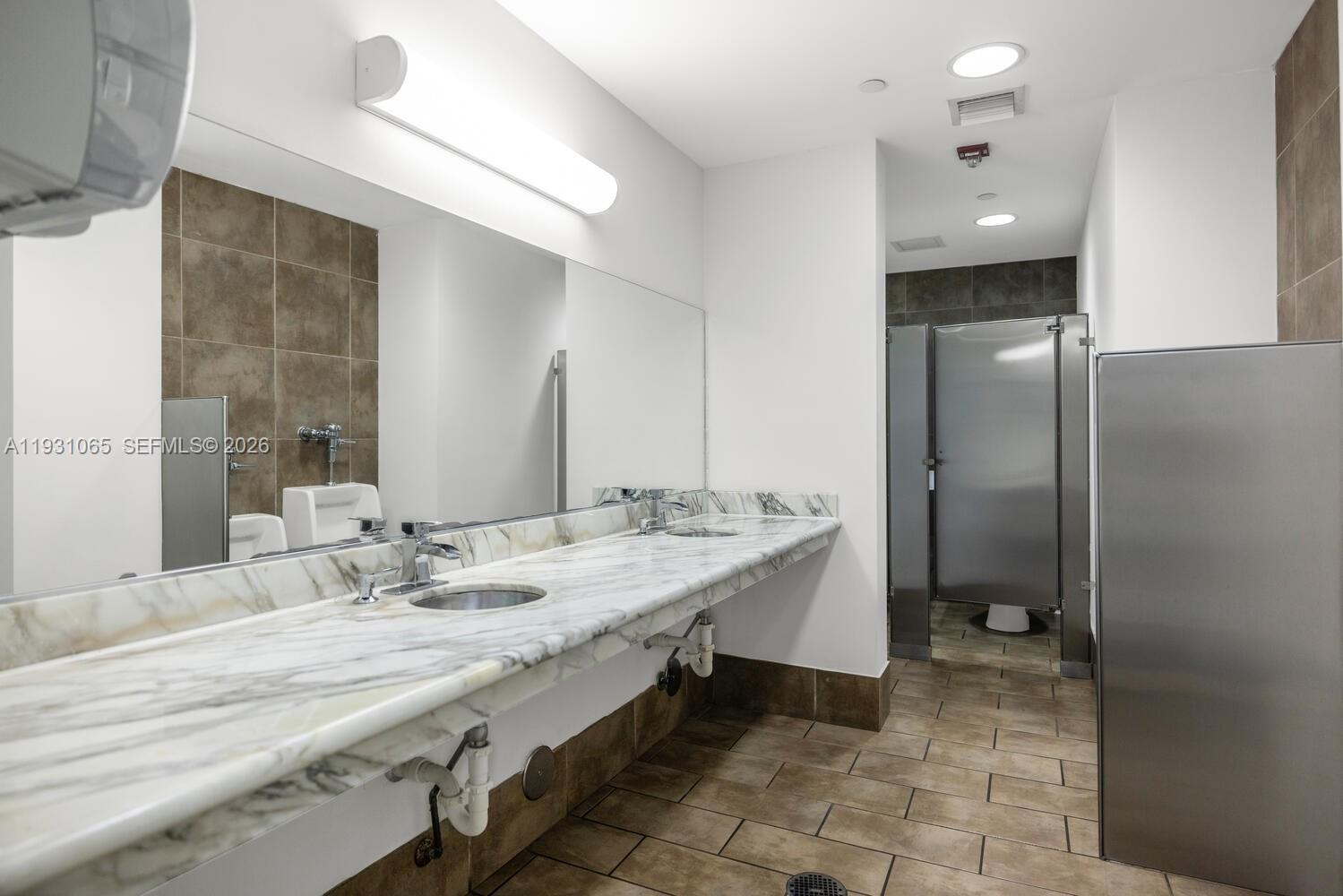 THE COLLINS CONDO - Residential