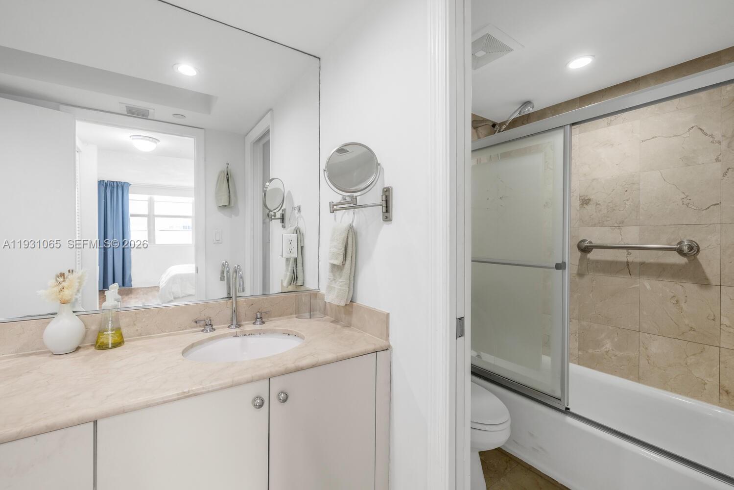 THE COLLINS CONDO - Residential