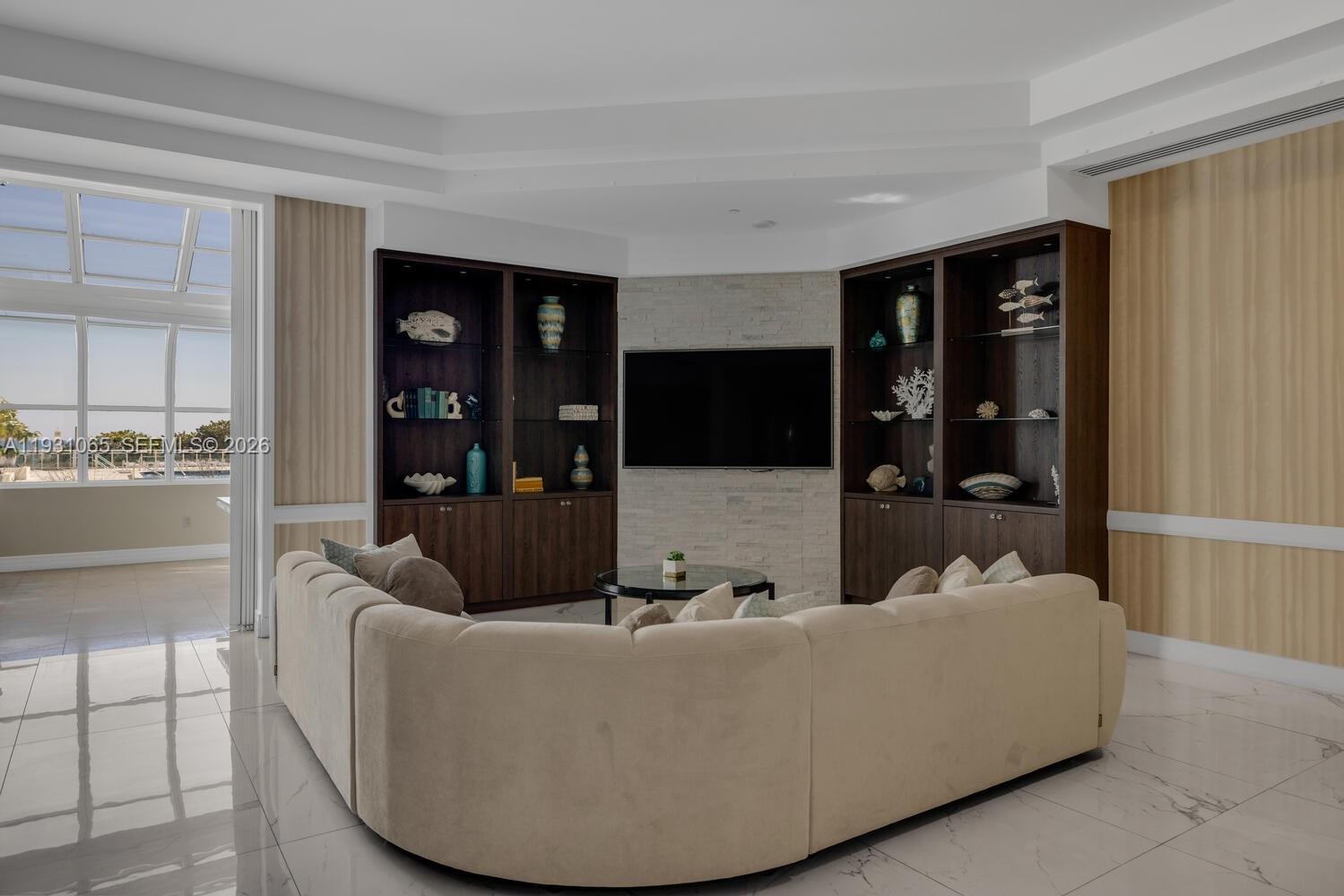 THE COLLINS CONDO - Residential