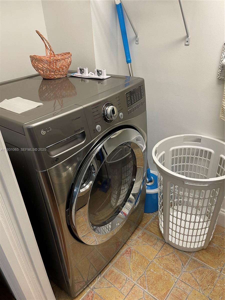 THE COLLINS CONDO - Residential