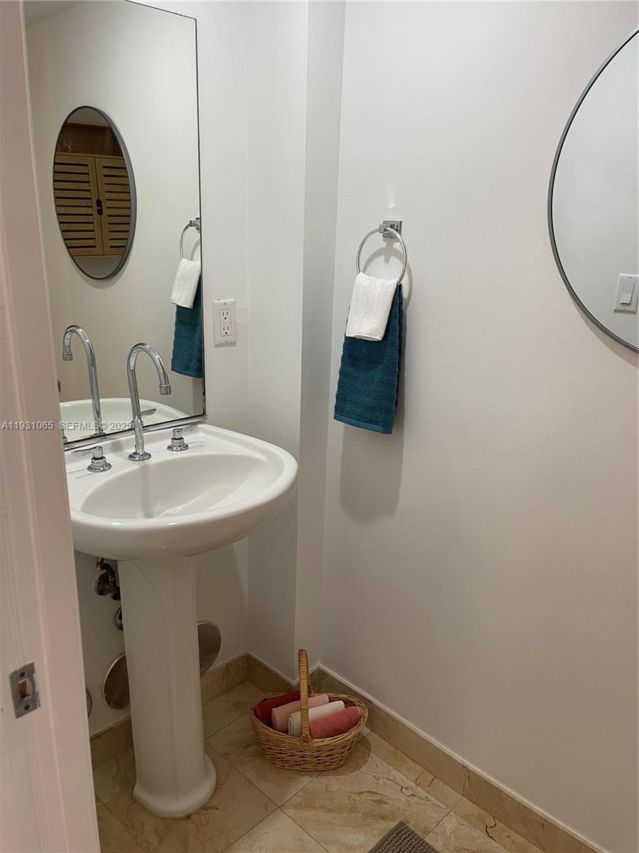 THE COLLINS CONDO - Residential