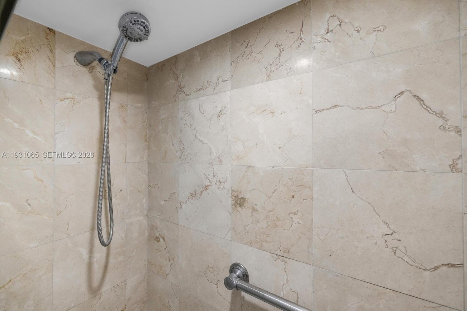 THE COLLINS CONDO - Residential