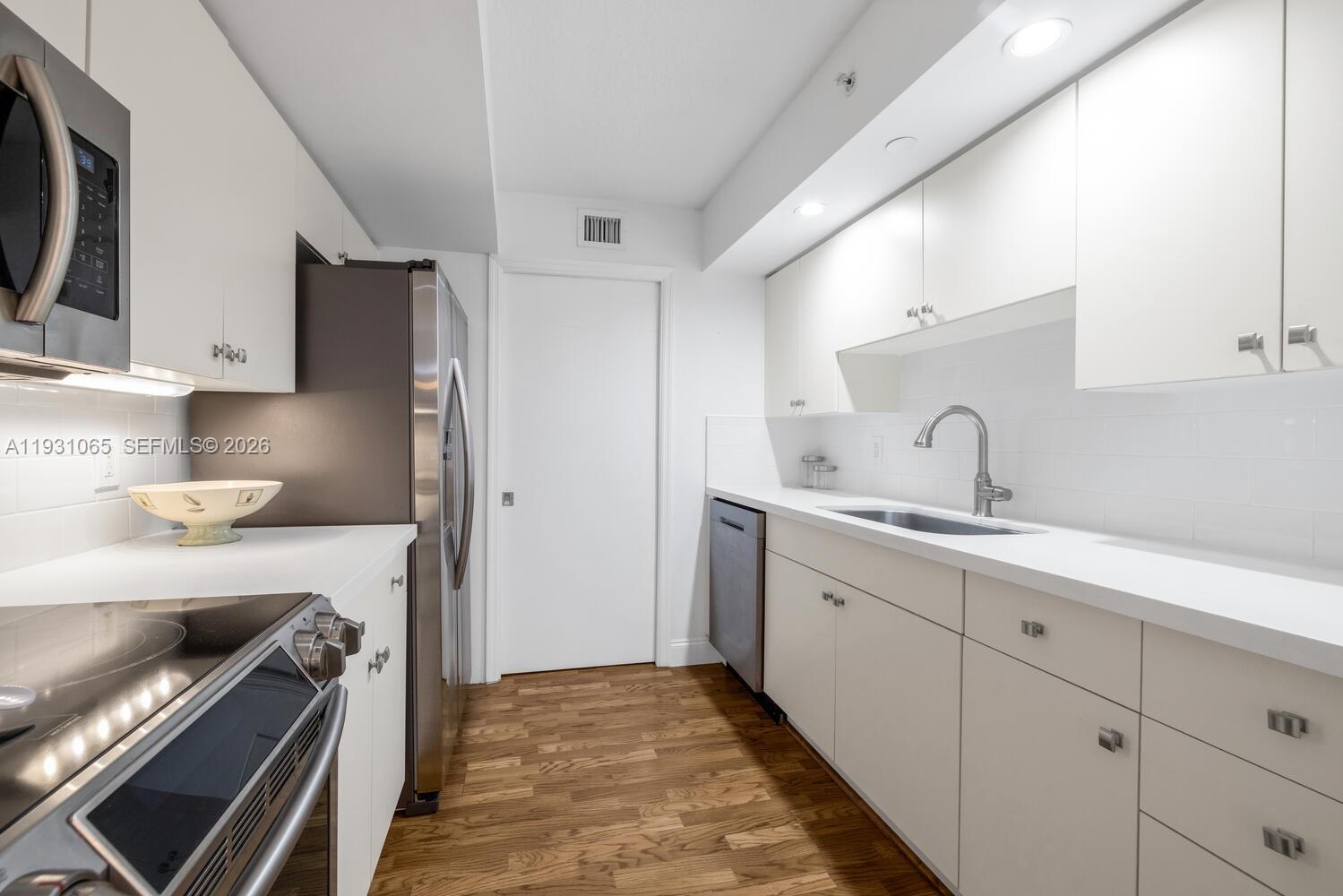 THE COLLINS CONDO - Residential