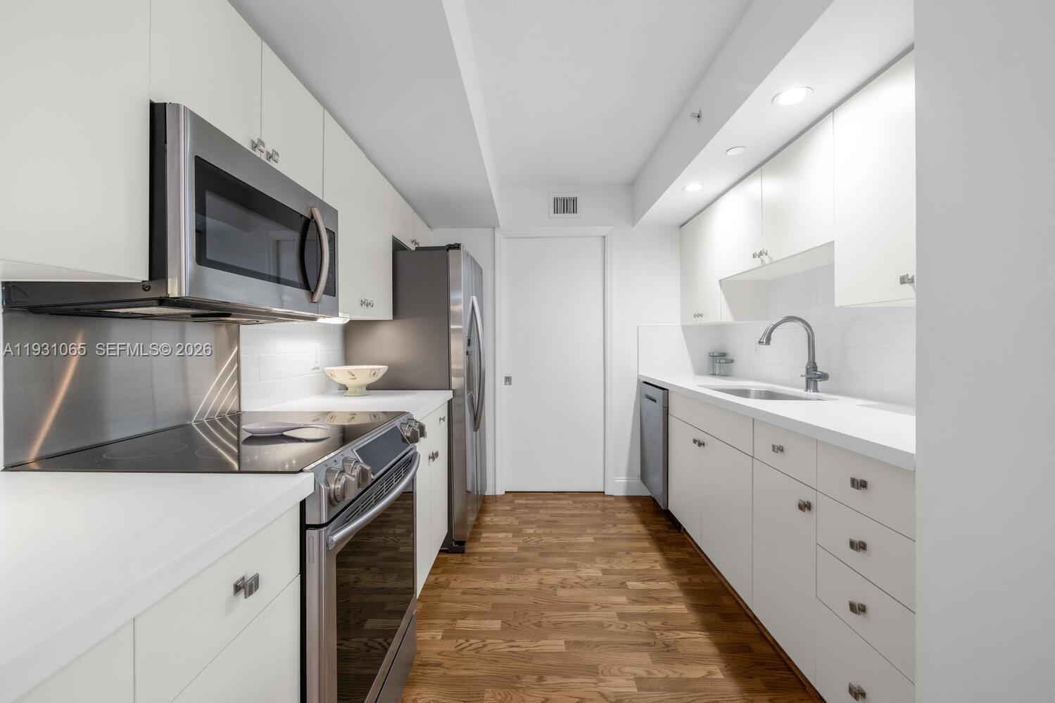 THE COLLINS CONDO - Residential