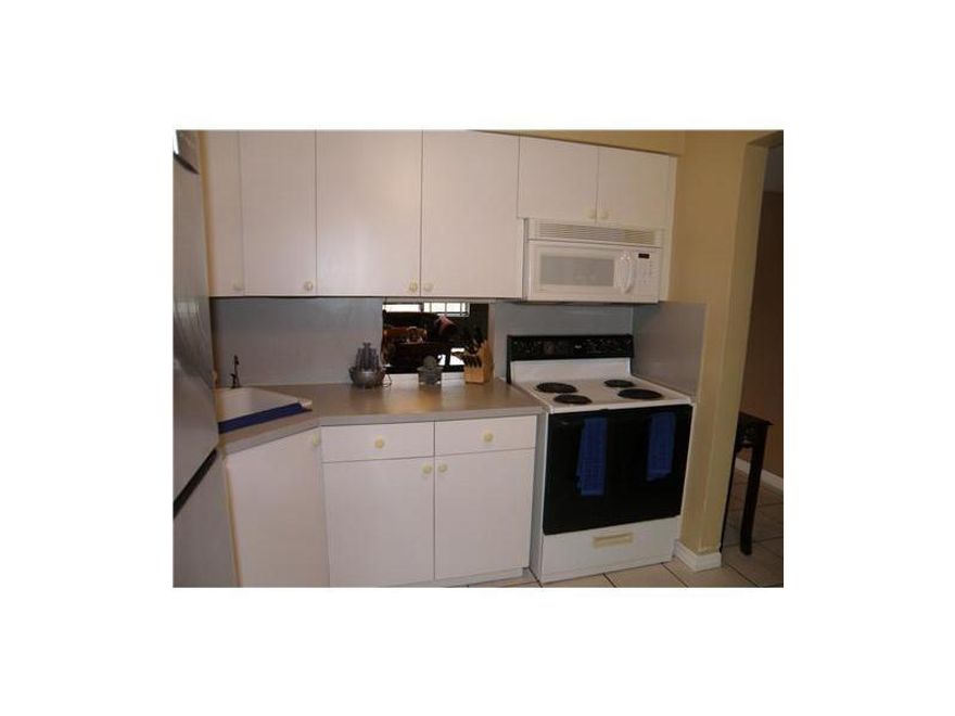 Very Well  maintained 1/1 Condo Unit. This is an unapproved  short sale Final commission will be determined by Lender. Can not Rent. Only Owners.