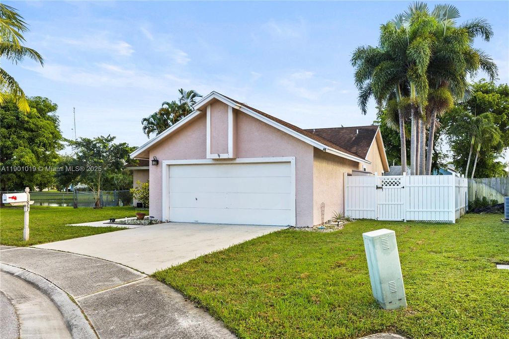 Photo of 1827 N Banyan Creek Cir N, Boynton Beach, FL 33436 (MLS # A11901019)