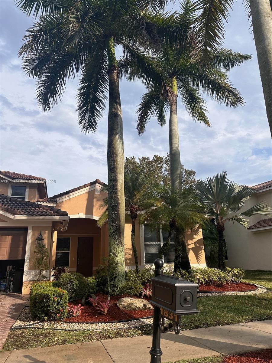 Beautiful 6 Bed 4 Bath
New Kitchen
New Aplliances
Best Schools and Golf Course community