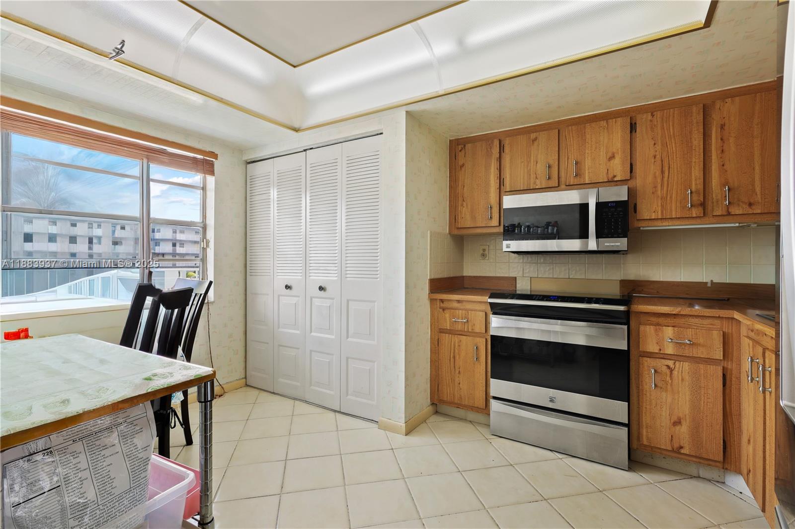 10 OF PALM SPRINGS 2 COND - Residential