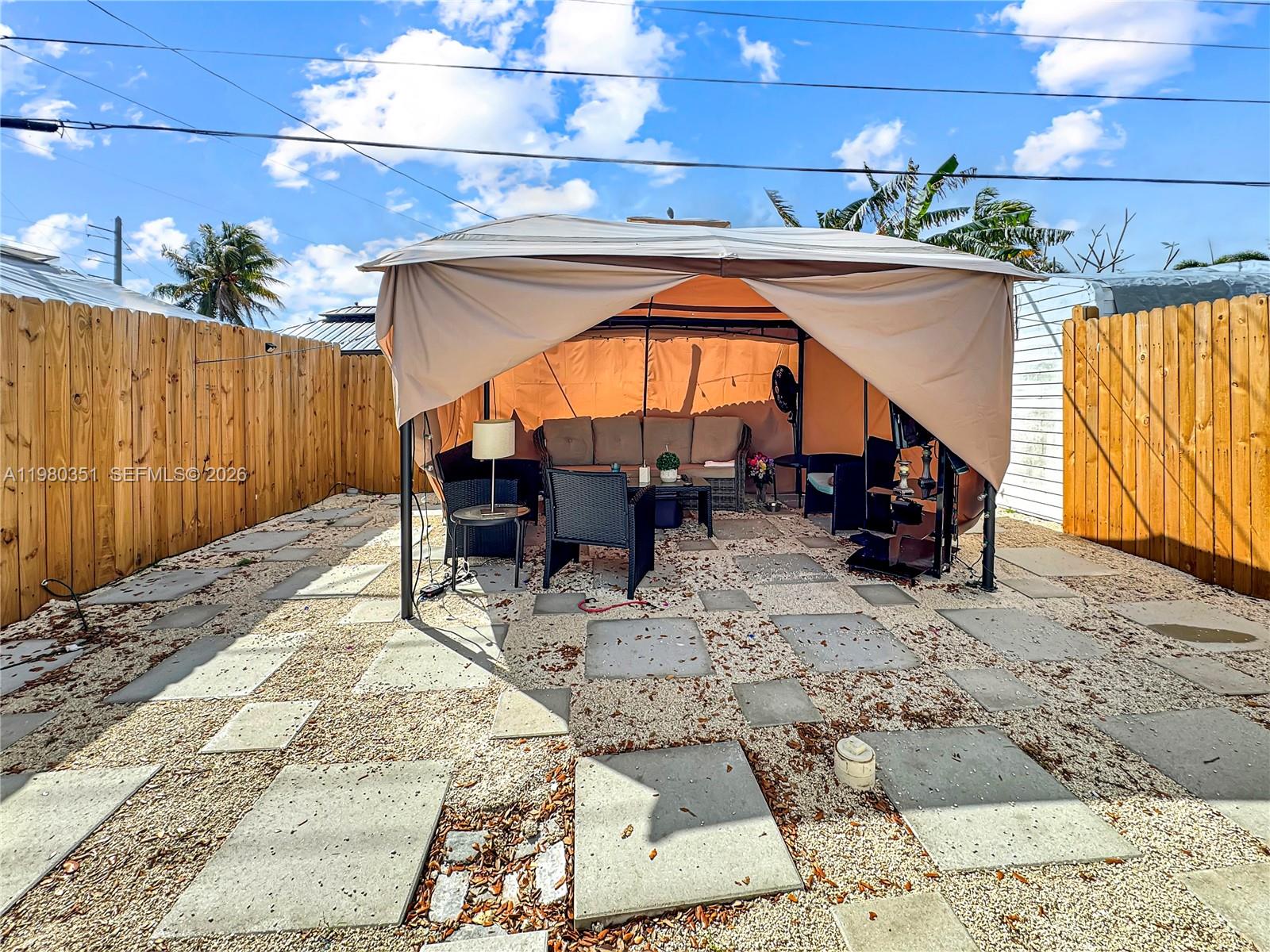 SILVER LAKE - Residential